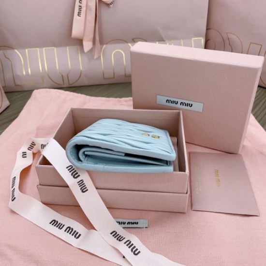 2025SS 二つ折り財布 MIU MIU ミュウミュウ 入手困難！超おしゃれ必見