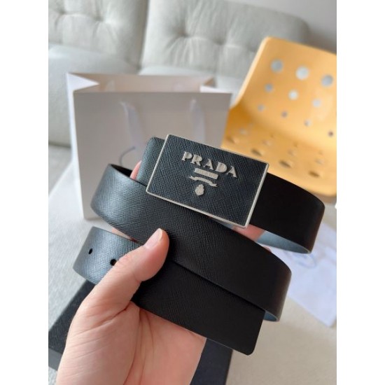 2025SS ベルト PRADA プラダ 洗練された都会派スタイルの決め手