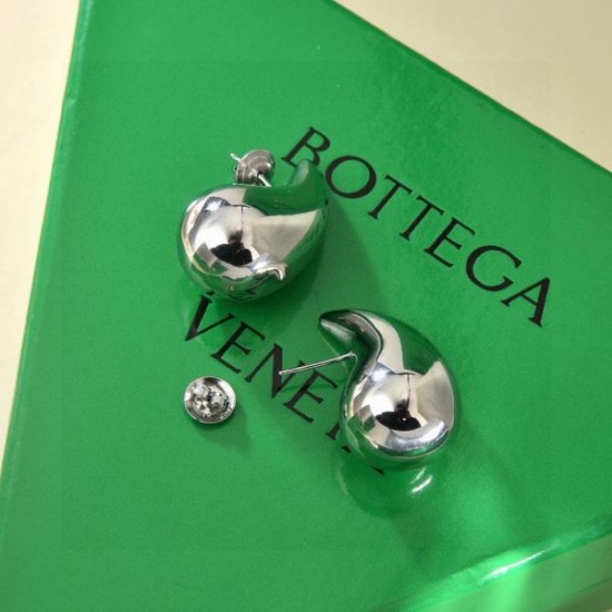 2025SS イヤリング BOTTEGA VENETA ボッテガヴェネタ エレガントな立体フォルム