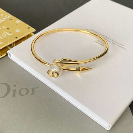 2025SS ブレスレット DIOR ディオール 女性らしさを引き立てる繊細デザイン