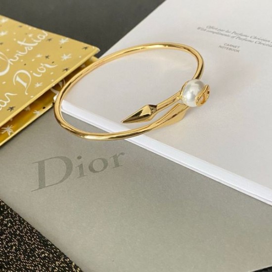 2025SS ブレスレット DIOR ディオール 女性らしさを引き立てる繊細デザイン