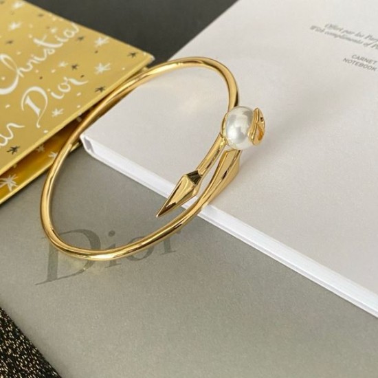 2025SS ブレスレット DIOR ディオール 女性らしさを引き立てる繊細デザイン