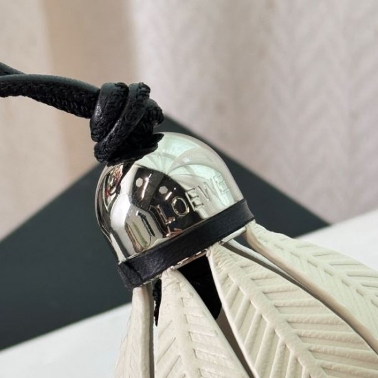 2025SS キーホルダー LOEWE ロエベ ゆったり感と高級感を両立した注目デザイン