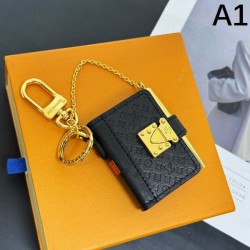 2025SS キーホルダー LOUIS VUITTON ルイヴィトン 今っぽい着こなしに決まる最旬スタイル