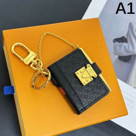 2025SS キーホルダー LOUIS VUITTON ルイヴィトン 今っぽい着こなしに決まる最旬スタイル