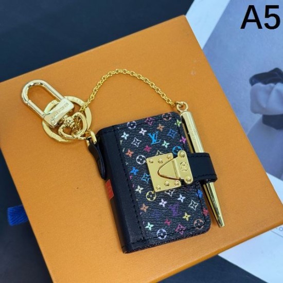 2025SS キーホルダー LOUIS VUITTON ルイヴィトン 今っぽい着こなしに決まる最旬スタイル