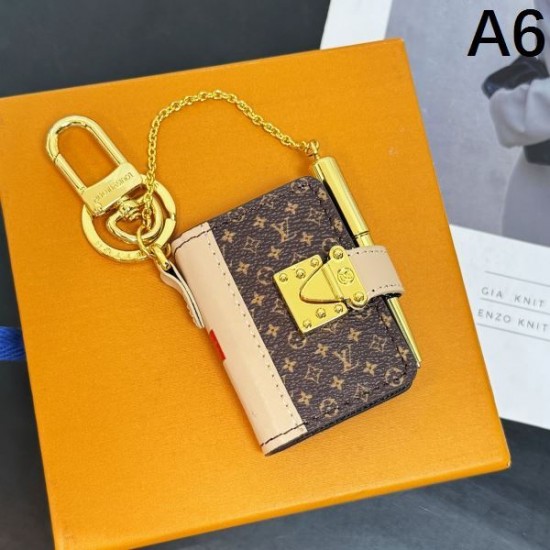 2025SS キーホルダー LOUIS VUITTON ルイヴィトン 今っぽい着こなしに決まる最旬スタイル