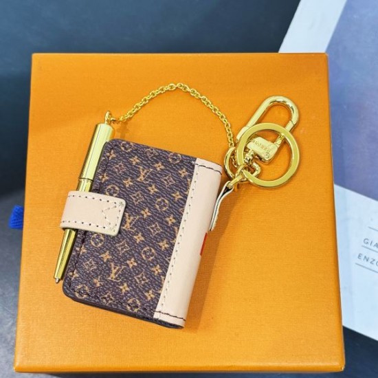 2025SS キーホルダー LOUIS VUITTON ルイヴィトン 今っぽい着こなしに決まる最旬スタイル