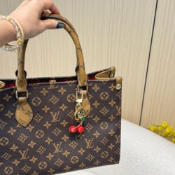 2025SS キーホルダー LOUIS VUITTON ルイヴィトン 夏に映える目を引くトレンドデザイン