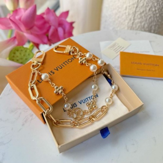 2025SS キーホルダー LOUIS VUITTON ルイヴィトン 夏のおでかけにぴったりの上質アイテム