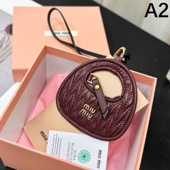 2025SS キーホルダー MIU MIU ミュウミュウ 夏に向けておすすめの上品デザイン