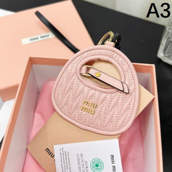 2025SS キーホルダー MIU MIU ミュウミュウ 夏に向けておすすめの上品デザイン