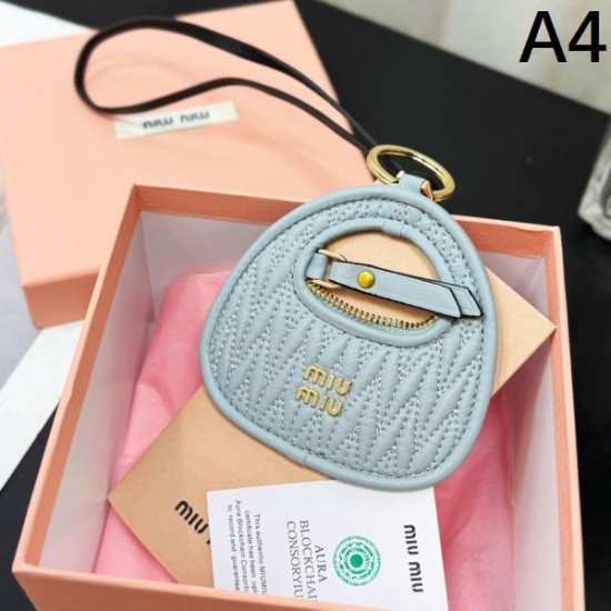 2025SS キーホルダー MIU MIU ミュウミュウ 夏に向けておすすめの上品デザイン