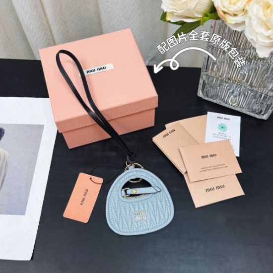 2025SS キーホルダー MIU MIU ミュウミュウ 夏に向けておすすめの上品デザイン