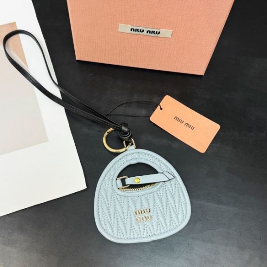 2025SS キーホルダー MIU MIU ミュウミュウ 夏に向けておすすめの上品デザイン