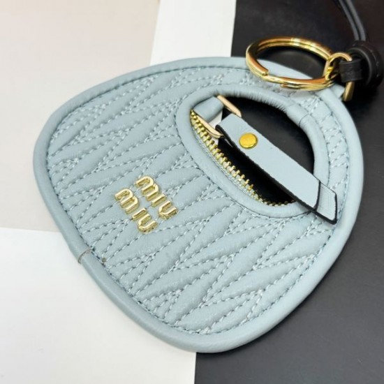 2025SS キーホルダー MIU MIU ミュウミュウ 夏に向けておすすめの上品デザイン