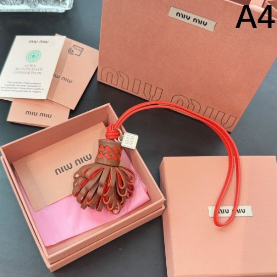 2025SS キーホルダー MIU MIU ミュウミュウ 夏季新作続々登場 ファッション感度高めな人に