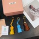 2025SS キーホルダー MIU MIU ミュウミュウ 夏らしさ満点のフェミニンな人気新作