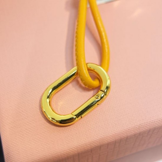 2025SS キーホルダー MIU MIU ミュウミュウ 夏らしさ満点のフェミニンな人気新作