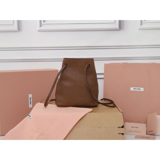 MIU MIU ミュウミュウ 2025FW 新作 上品バックパック レディース 高級感漂う 人気アイテム