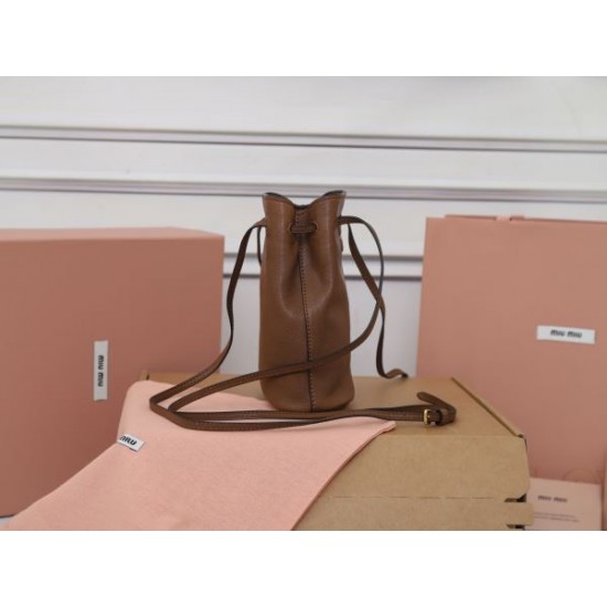 MIU MIU ミュウミュウ 2025FW 新作 上品バックパック レディース 高級感漂う 人気アイテム