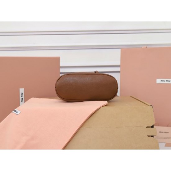 MIU MIU ミュウミュウ 2025FW 新作 上品バックパック レディース 高級感漂う 人気アイテム