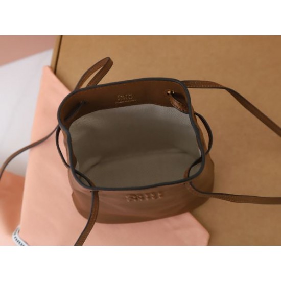 MIU MIU ミュウミュウ 2025FW 新作 上品バックパック レディース 高級感漂う 人気アイテム