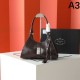 PRADA プラダ 2025FW 新作 上品トートバッグ 高級感漂う 人気アイテム
