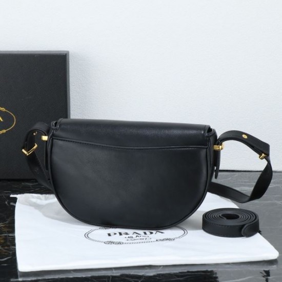 PRADA プラダ 2025FW 新作 大容量ショルダーバッグ 高級感漂う 通勤通学に最適