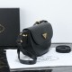 PRADA プラダ 2025FW 新作 大容量ショルダーバッグ 高級感漂う 通勤通学に最適
