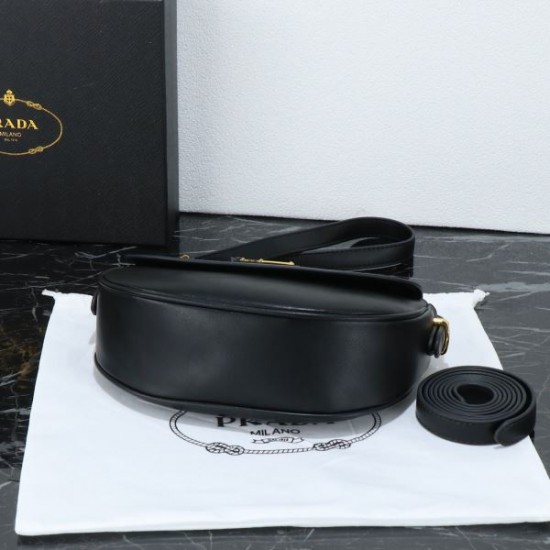 PRADA プラダ 2025FW 新作 大容量ショルダーバッグ 高級感漂う 通勤通学に最適