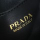 PRADA プラダ 2025FW 新作 大容量ショルダーバッグ 高級感漂う 通勤通学に最適