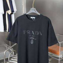 2025SS PRADA プラダ ロゴワッペン付き 半袖Tシャツ クリーンな印象の上質デザイン