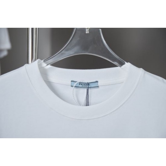 2025SS PRADA プラダ ロゴワッペン付き 半袖Tシャツ クリーンな印象の上質デザイン