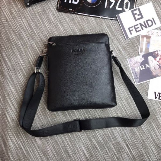 2025FW ショルダーバッグ PRADA プラダ 最新トレンド 新品で登場する大注目アイテム