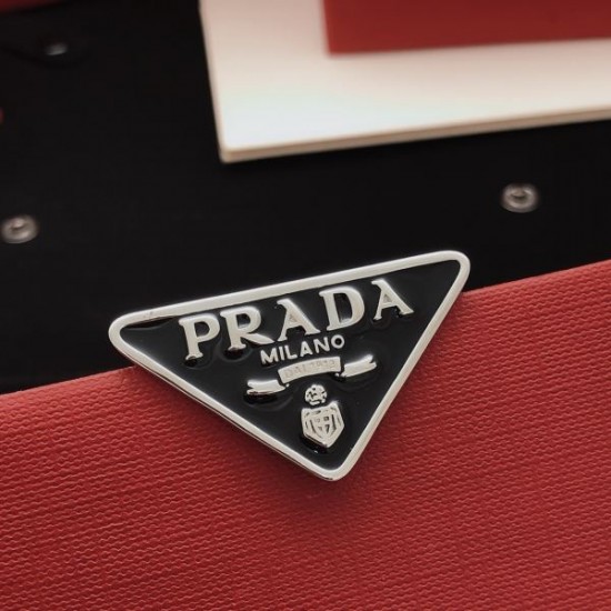 2026新品 ブローチ PRADA プラダ 目を引くデザインが特徴の新作