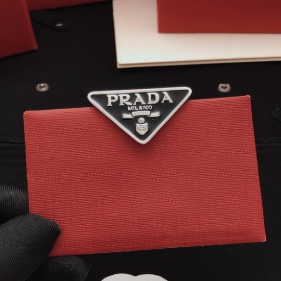 2026新品 ブローチ PRADA プラダ 目を引くデザインが特徴の新作