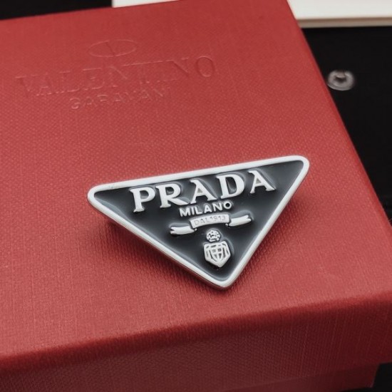 2026新品 ブローチ PRADA プラダ 目を引くデザインが特徴の新作
