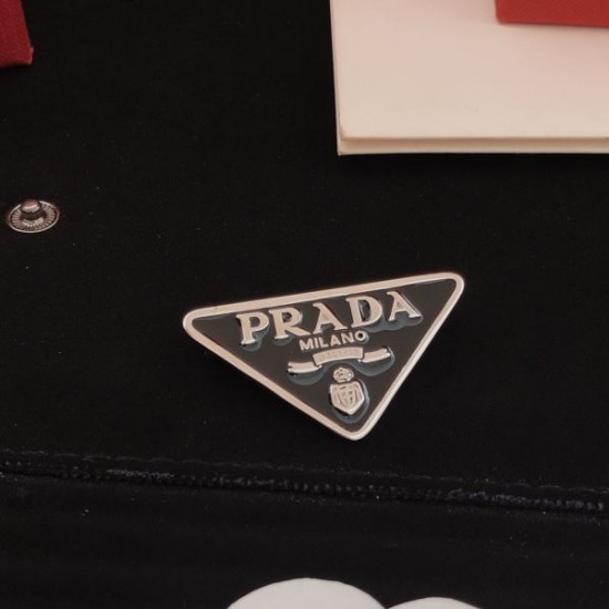 2026新品 ブローチ PRADA プラダ 目を引くデザインが特徴の新作