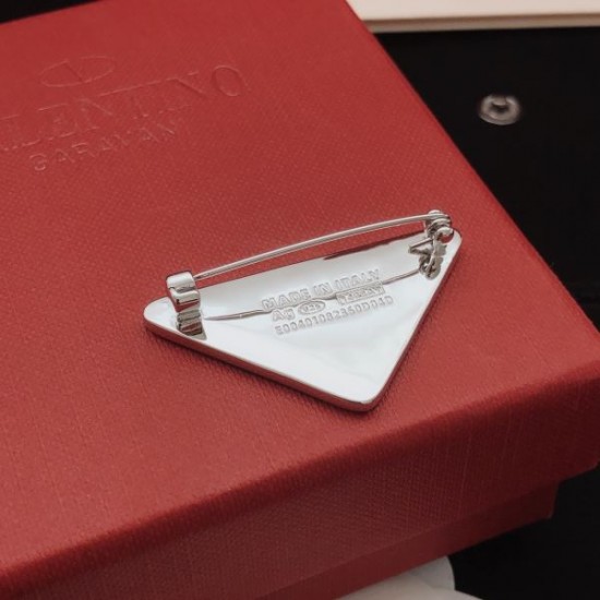 2026新品 ブローチ PRADA プラダ 目を引くデザインが特徴の新作