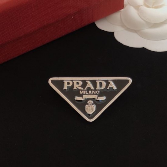 2026新品 ブローチ PRADA プラダ 目を引くデザインが特徴の新作