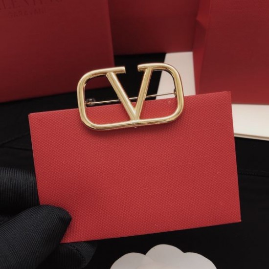 2026新品 ブローチ VALENTINO ヴァレンティノ きれいめ印象を演出する逸品