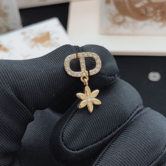 2026新品 イヤリング DIOR ディオール 大人の色気を引き立てる印象的デザイン