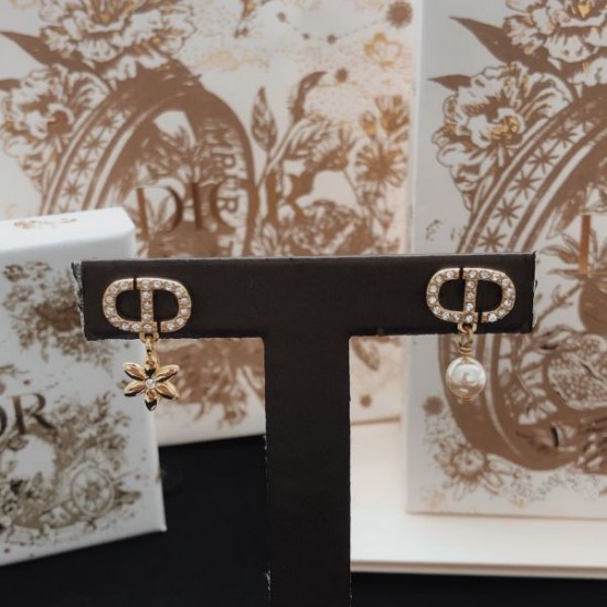 2026新品 イヤリング DIOR ディオール 大人の色気を引き立てる印象的デザイン