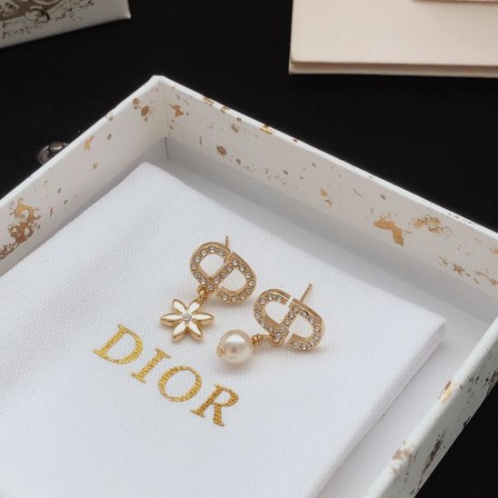 2026新品 イヤリング DIOR ディオール 大人の色気を引き立てる印象的デザイン