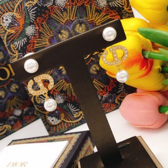 2026新品 イヤリング DIOR ディオール 高級感あるスタイルでエレガントに