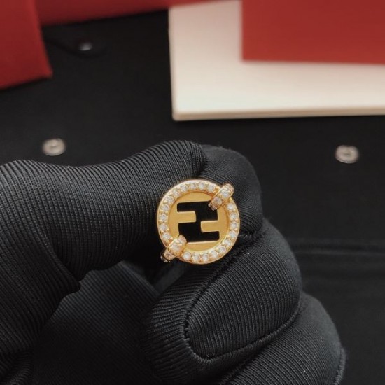 2026新品 イヤリング FENDI フェンデイ ファッション感満載！注目アイテム