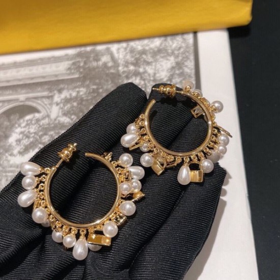 2026新品 イヤリング FENDI フェンデイ シンプルで洗練されたデザイン