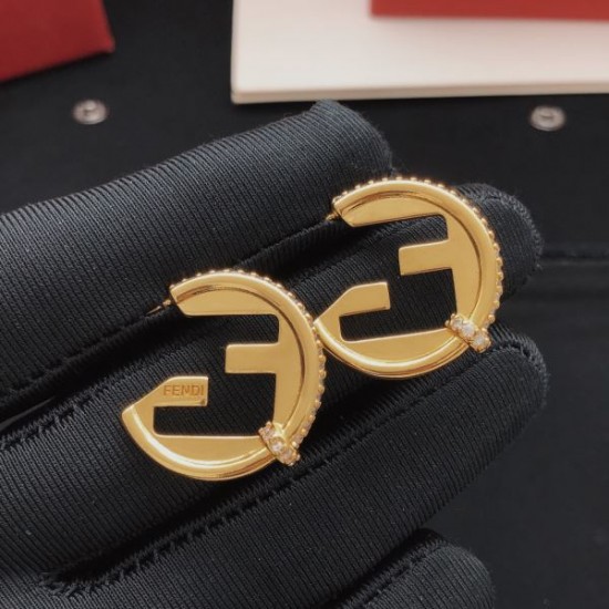 2026新品 イヤリング FENDI フェンデイ おしゃれ上級者にぴったりのデザイン