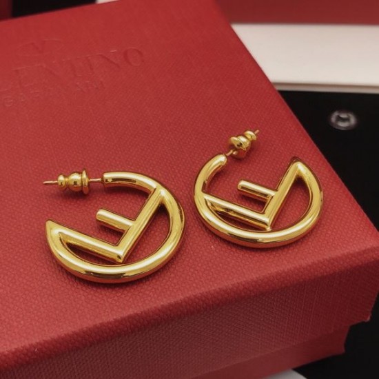 2026新品 イヤリング FENDI フェンデイ 毎シーズン大活躍！飽きのこないデザイン